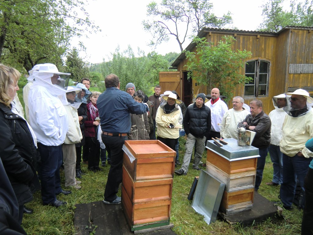 CIMG-11.JPG - Vor dem Öffnen der weiteren Bienenvölker  ...